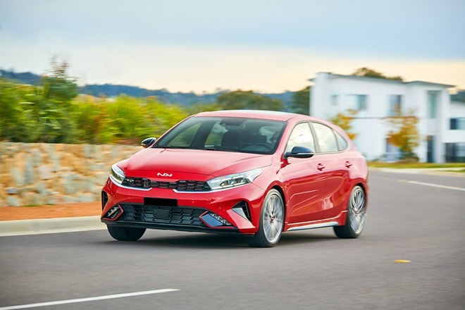 Đuôi xe Kia K3 với dải đèn LED nối liền