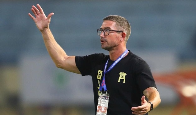 HLV Harry Kewell hài lòng với điều kiện tập luyện tại CLB Hà Nội.
