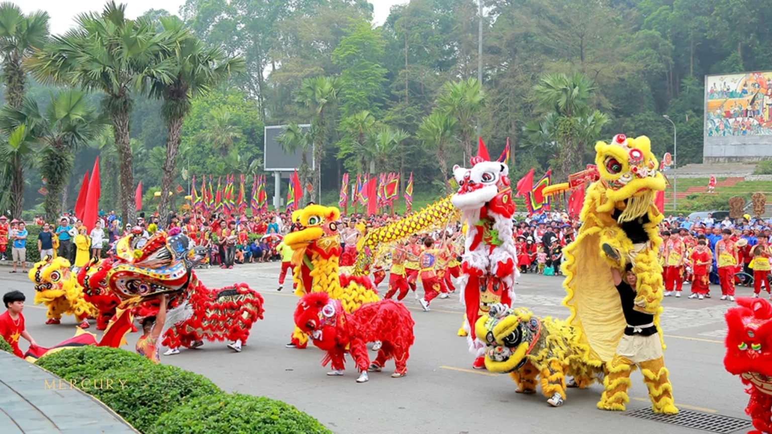 Biểu diễn Lân sư rồng trong lễ hội Đền Hùng.