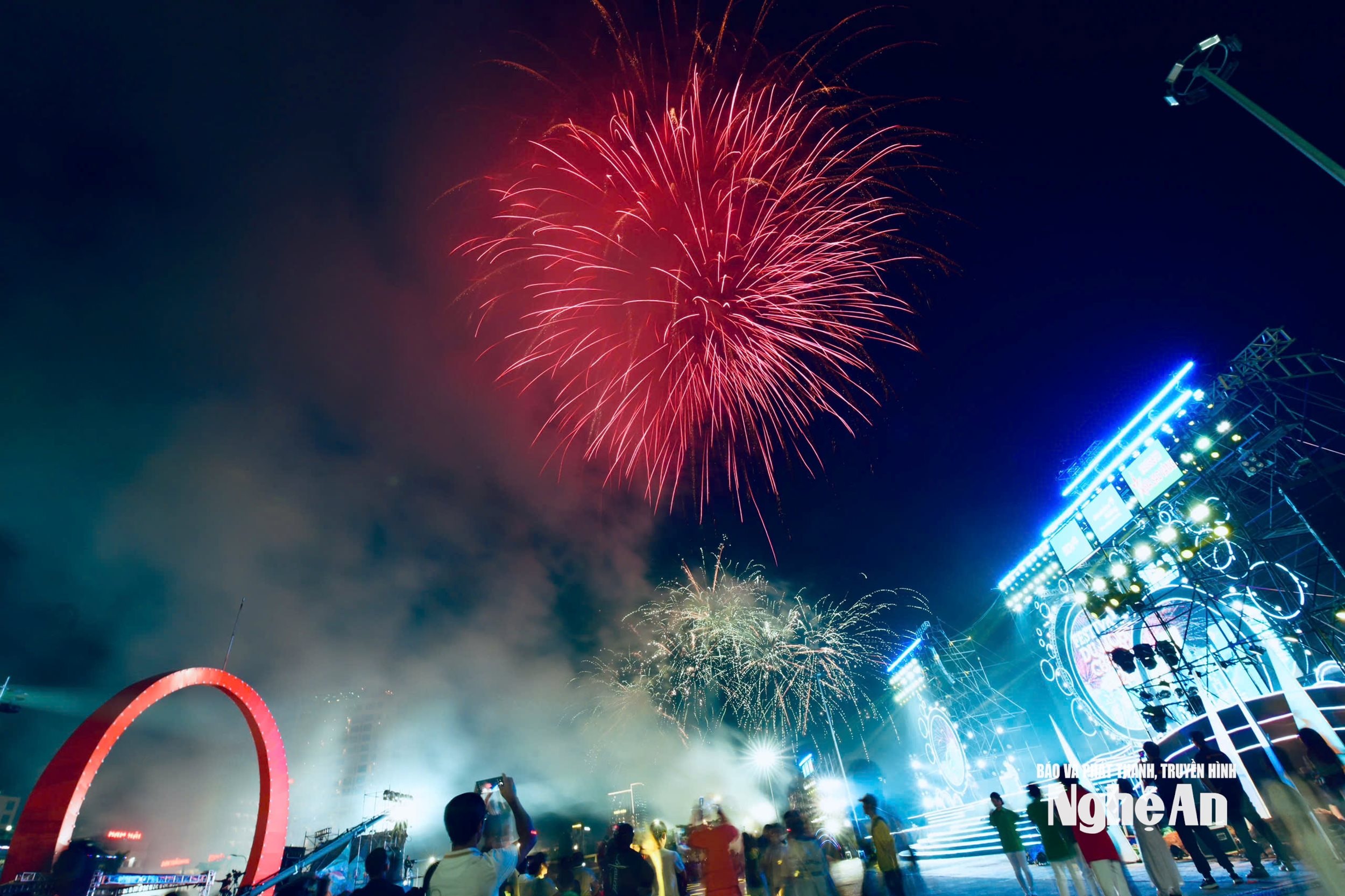 Kết thúc buổi lễ khai mạc là màn p-háo hoa