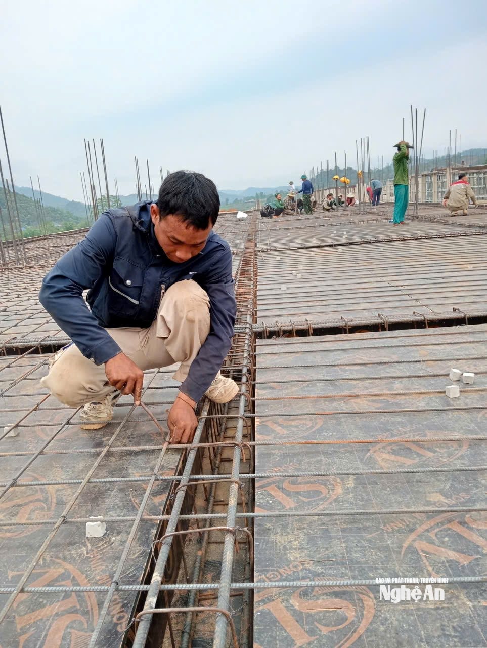  Mong Lộc đang lam việc thời vụ cho một chủ thàu xây dựng trên địa bàn