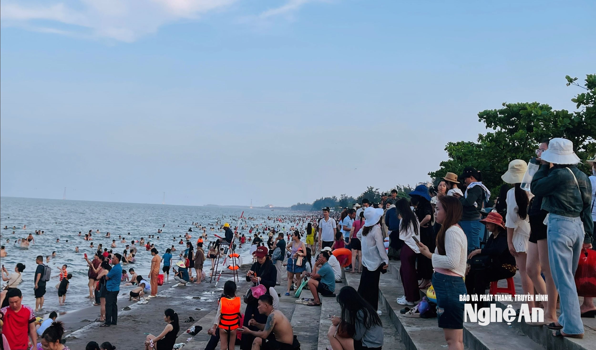 Trong chiều 25/4, dù tiết trời không quá nắng gắt, nhưng lượng người đổ về biển Cửa Lò để tắm rất đông. Ảnh: Quang An