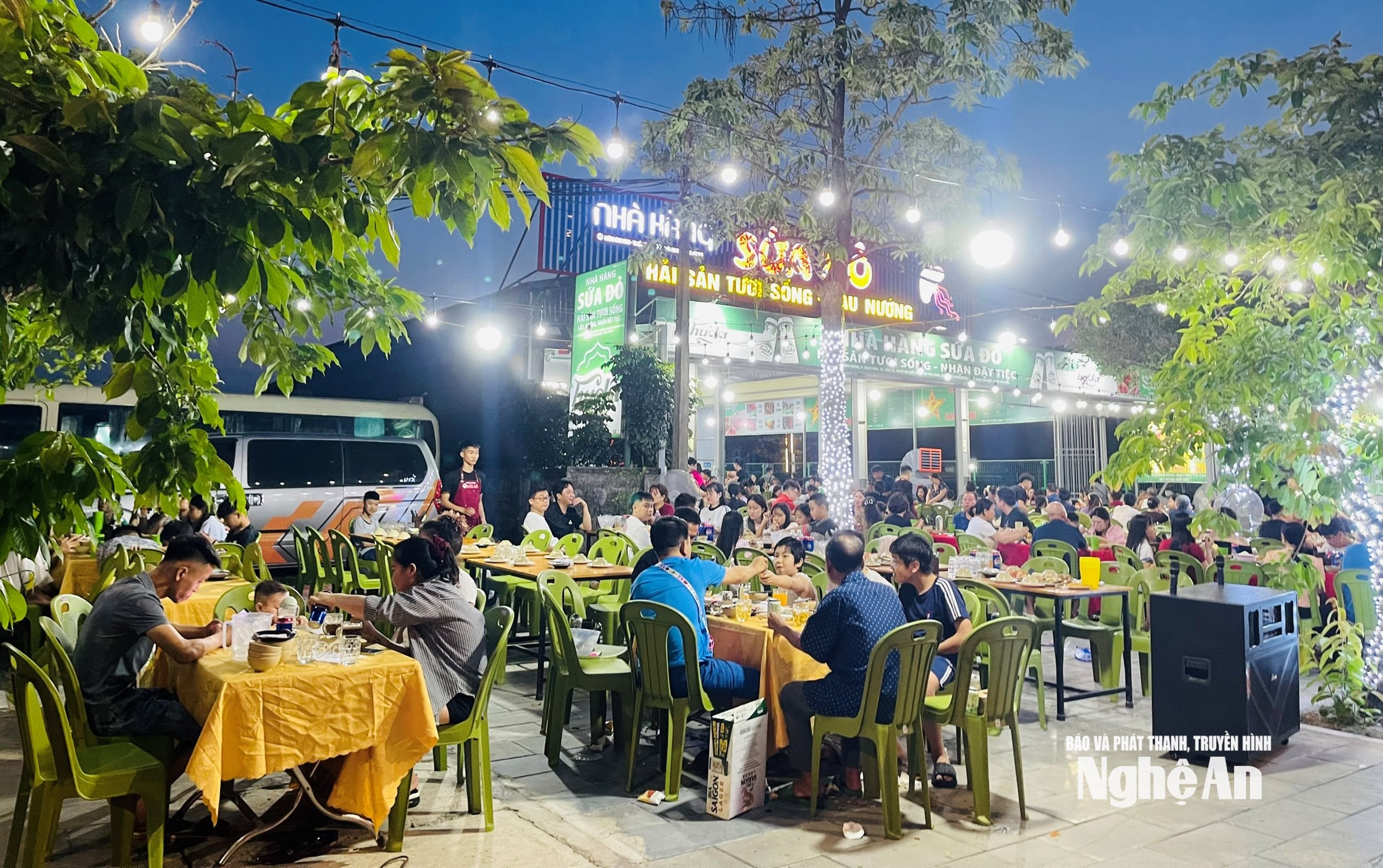 Các nhà hàng tại biển Cửa Lò đã chuẩn bị nguồn thực phẩm dồi dào, sẵn sàng phục vụ du khách trong dịp nghỉ lễ. Ảnh: Quang An