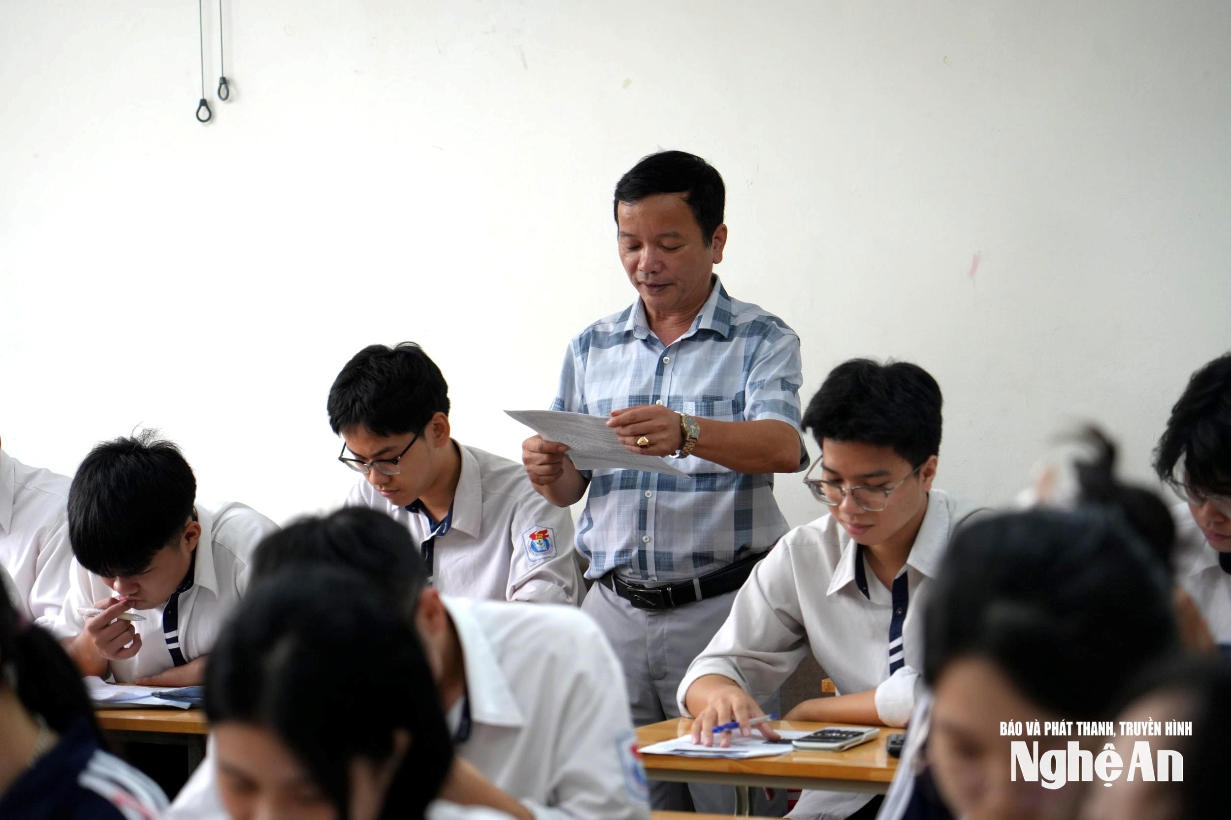 bna_tiet-on-tap-cua-hoc-sinh-lop-12-truong-thpt-huynh-thuc-khang.-anh-my-ha.jpg