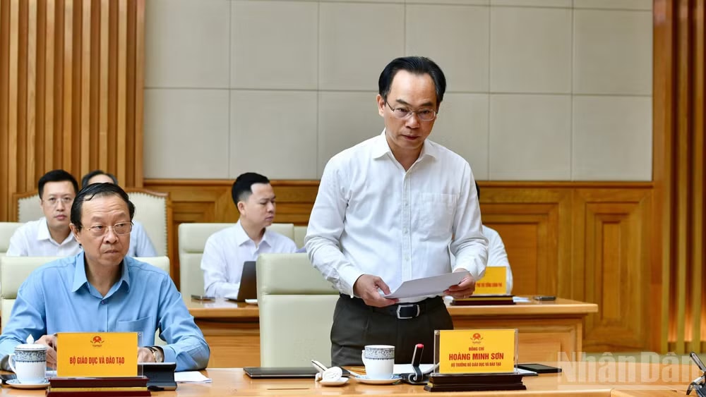 Bộ trưởng Giáo dục và Đào tạo Hoàng Minh Sơn báo cáo Thủ tướng Chính phủ tại cuộc làm việc. (Ảnh: Thanh Giang) Bộ trưởng Giáo dục và Đào tạo Hoàng Minh Sơn báo cáo Thủ tướng Chính phủ tại cuộc làm việc. (Ảnh: Thanh Giang)