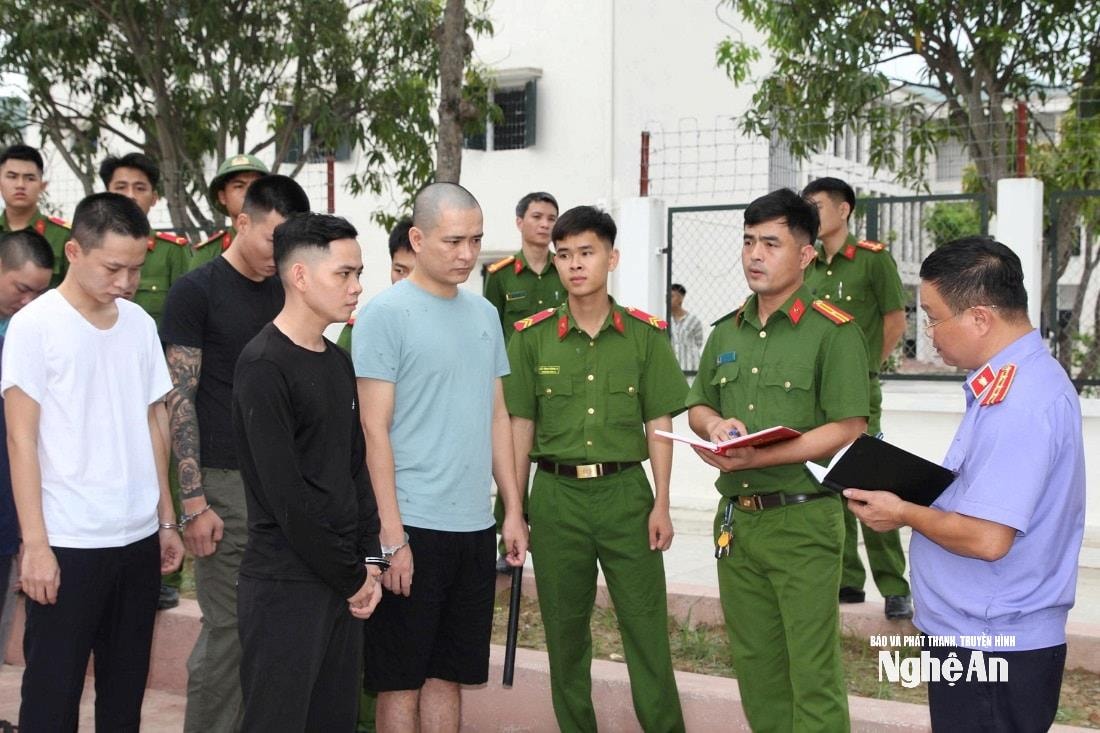co-quan-chuc-nang-lay-loi-khai-cac-doi-tuong-trong-duong-day-toi-pham-lua-dao-xuyen-quoc-gia.-anh-van-hau(1).jpg