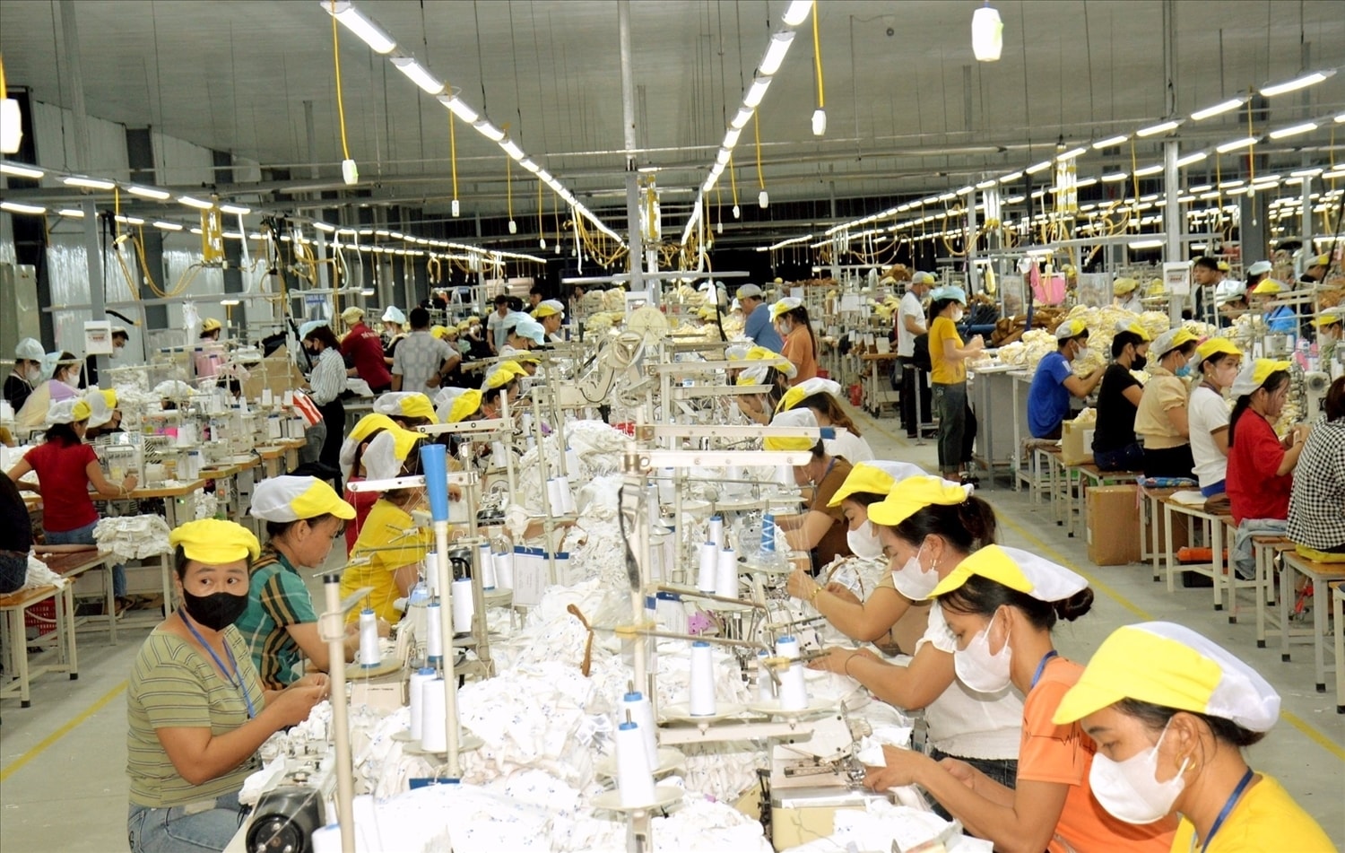 cong-nhan-cong-ty-co-phan-may-minh-anh-con-cuong-tren-bang-chuyen.jpg
