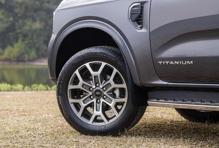 Đuôi xe Ford Everest được thiết kế lại thanh thoát hơn