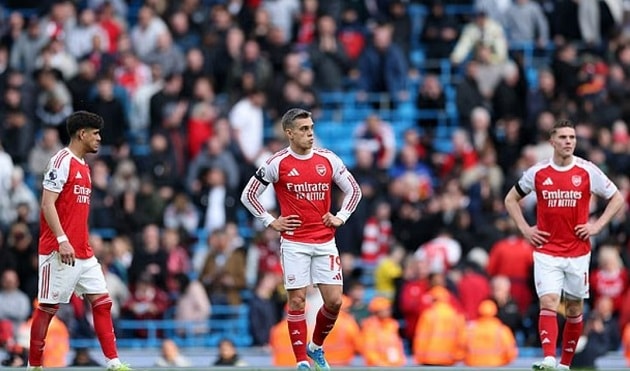Áp lực đang đè nặng lên Arsenal khi đánh mất ngôi đầu bảng Ngoại hạng Anh.