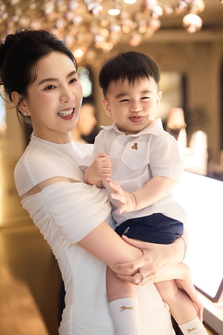 Con trai Mai Ngọc cực đáng yêu, kháu khỉnh trong ngày sinh nhật đầu tiên.