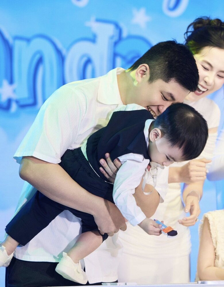 Bé Panda chọn bóc chiếc micro trong ngày thôi nôi.