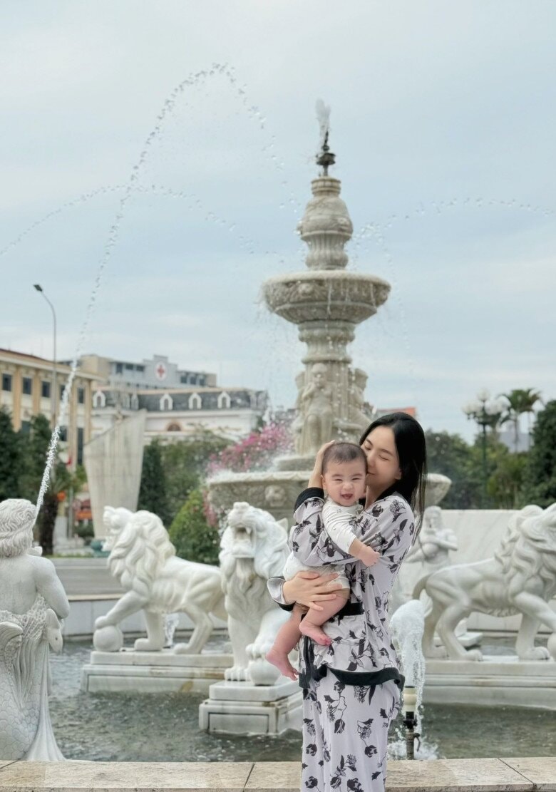 Quý tử của nữ MC có chỉ số phát triển tốt, rất bụ bẫm và ngoan ngoãn hợp tác với mẹ.