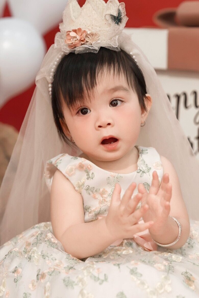 Bé Lita cực đáng yêu khi tròn một tuổi, được nhận xét là “bản sao” của mẹ.