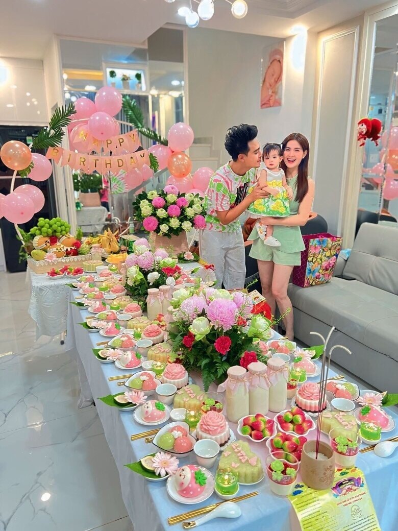 Thanh Duy và Kha Ly mở tiệc linh đình mừng ái nữ tròn 1 tuổi.