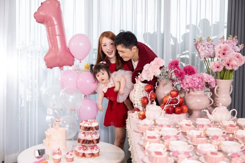 Cặp đôi tổ chức tiệc thôi nôi linh đình cho ái nữ đầu lòng.