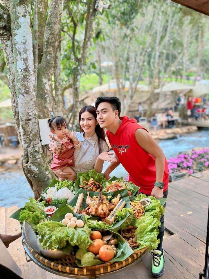 Cặp đôi từng gặp nhiều khó khăn trong hành trình “tìm con”.