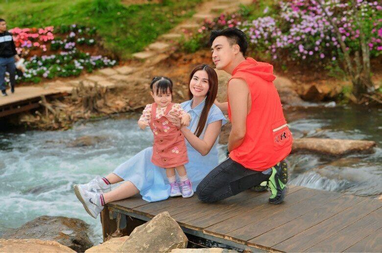 Gia đình hạnh phúc của Kha Ly và Thanh Duy.