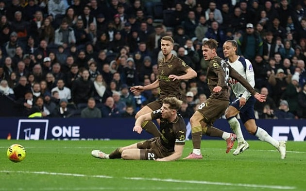 Ngôi sao trẻ Xavi Simons rực sáng với vai trò tự do trong sơ đồ chiến thuật của De Zerbi.