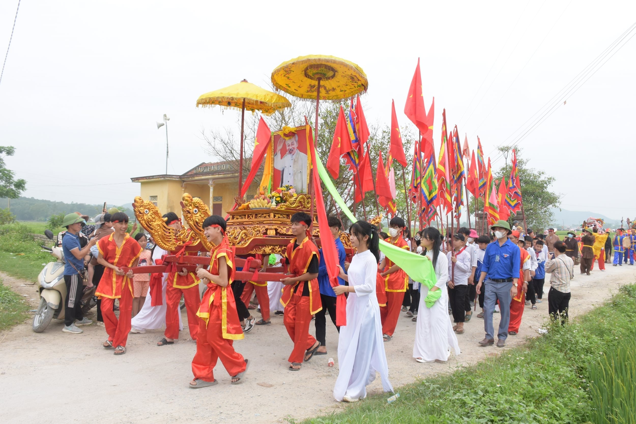 Lễ rước kiệu tại đền Kim Lung (phường Mai Hùng, thị xã Hoàng Mai) vào dịp giỗ tổ. Ảnh Thanh Yên