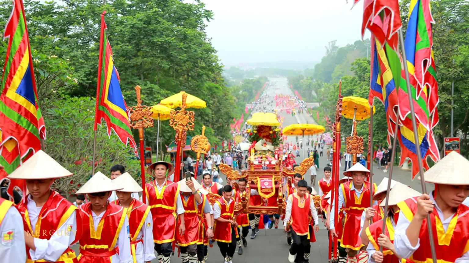 Rước kiệu về Đền Hùng.