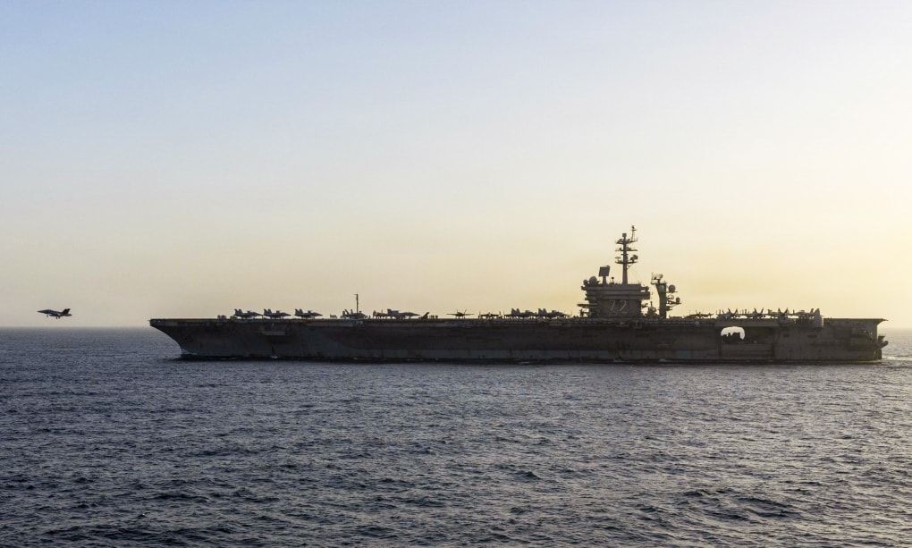 Tiêm kích Mỹ cất cánh từ USS Abraham Lincoln ở biển Arab ngày 16/4. Ảnh: US Navy