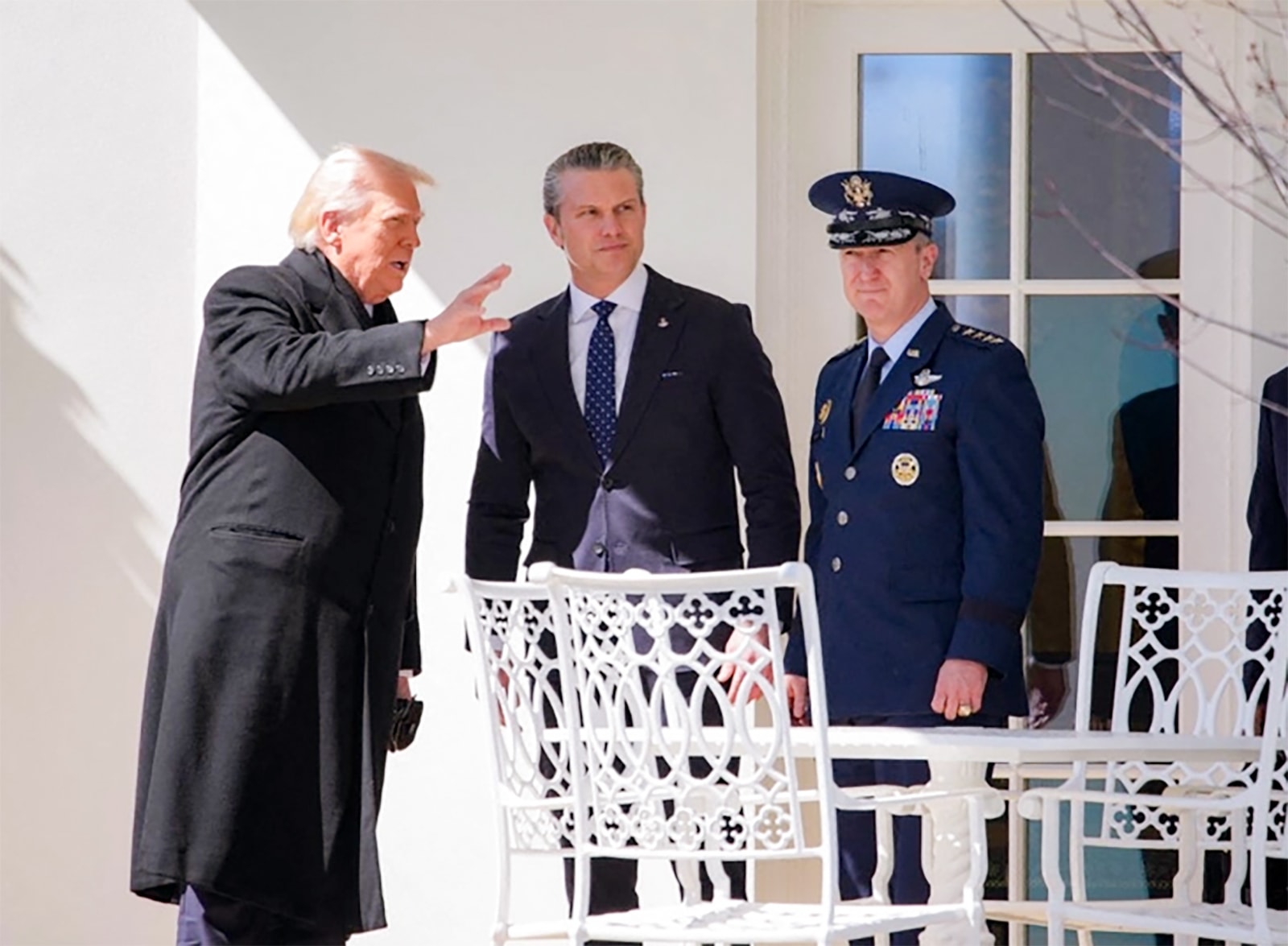 Tổng thống Mỹ Donald Trump nói chuyện với Bộ trưởng Bộ Chiến tranh Pete Hegseth và Chủ tịch Hội đồng Tham mưu trưởng Liên quân Mỹ Dan Caine