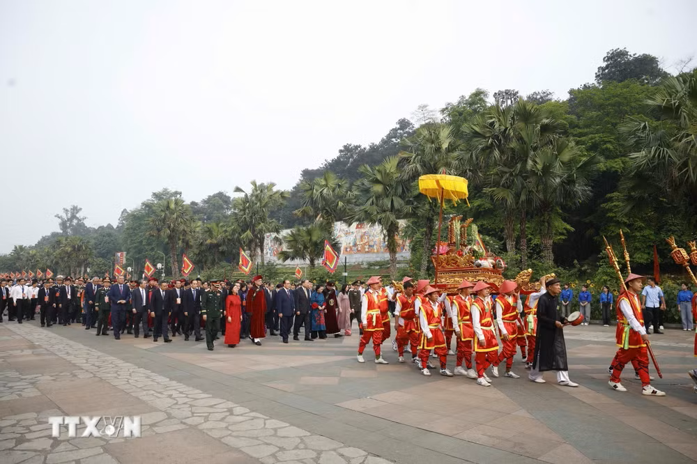 Tổng Bí thư, Chủ tịch nước Tô Lâm dâng hương tưởng niệm các vua Hùng- Ảnh 3.