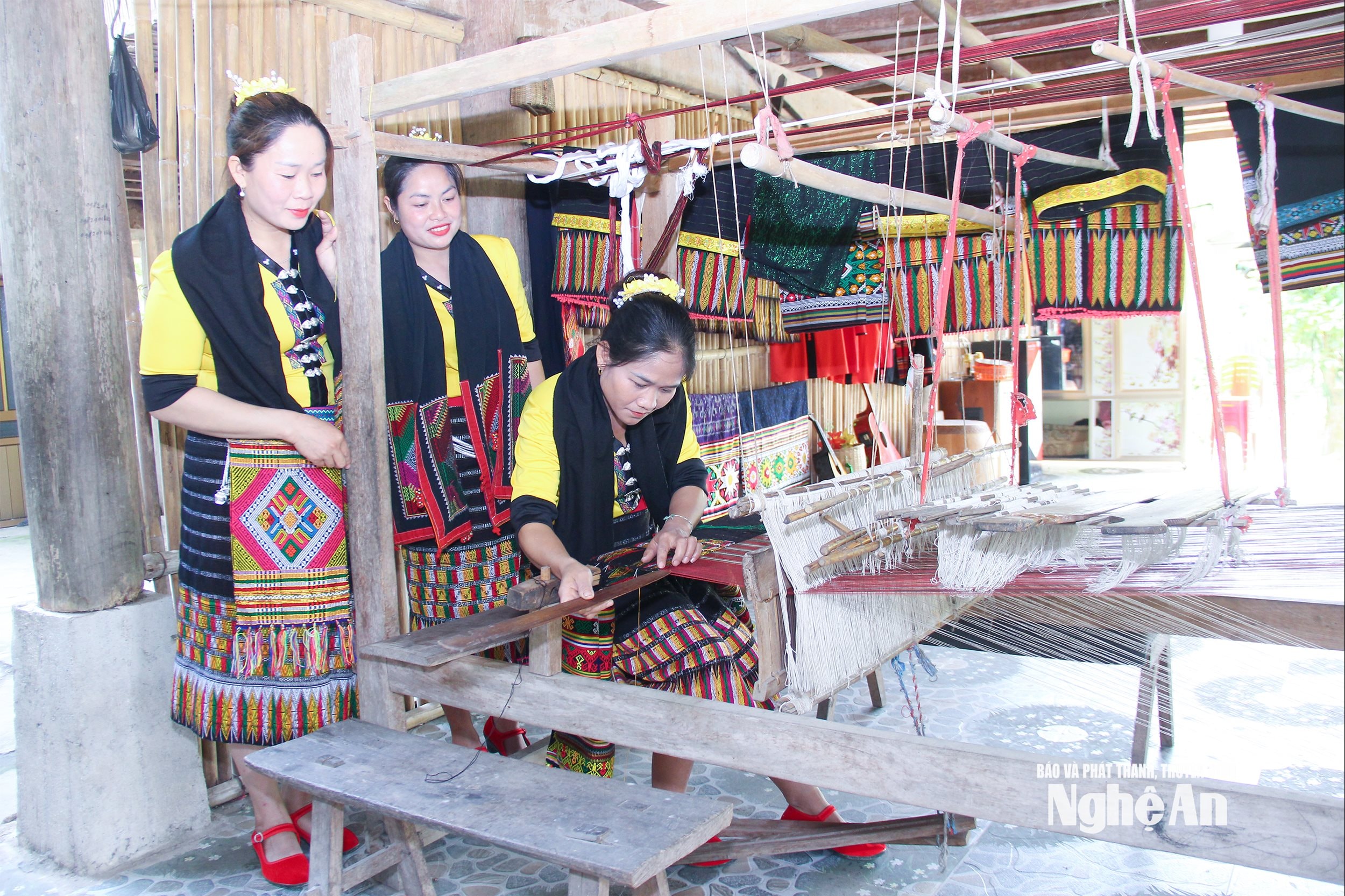 Điểm du lịch cộng đồng bản Gạo, xã Châu Khê gắn với nghề dệt thổ cẩm các sản phẩm đặc trưng. Ảnh: Mai Hoa