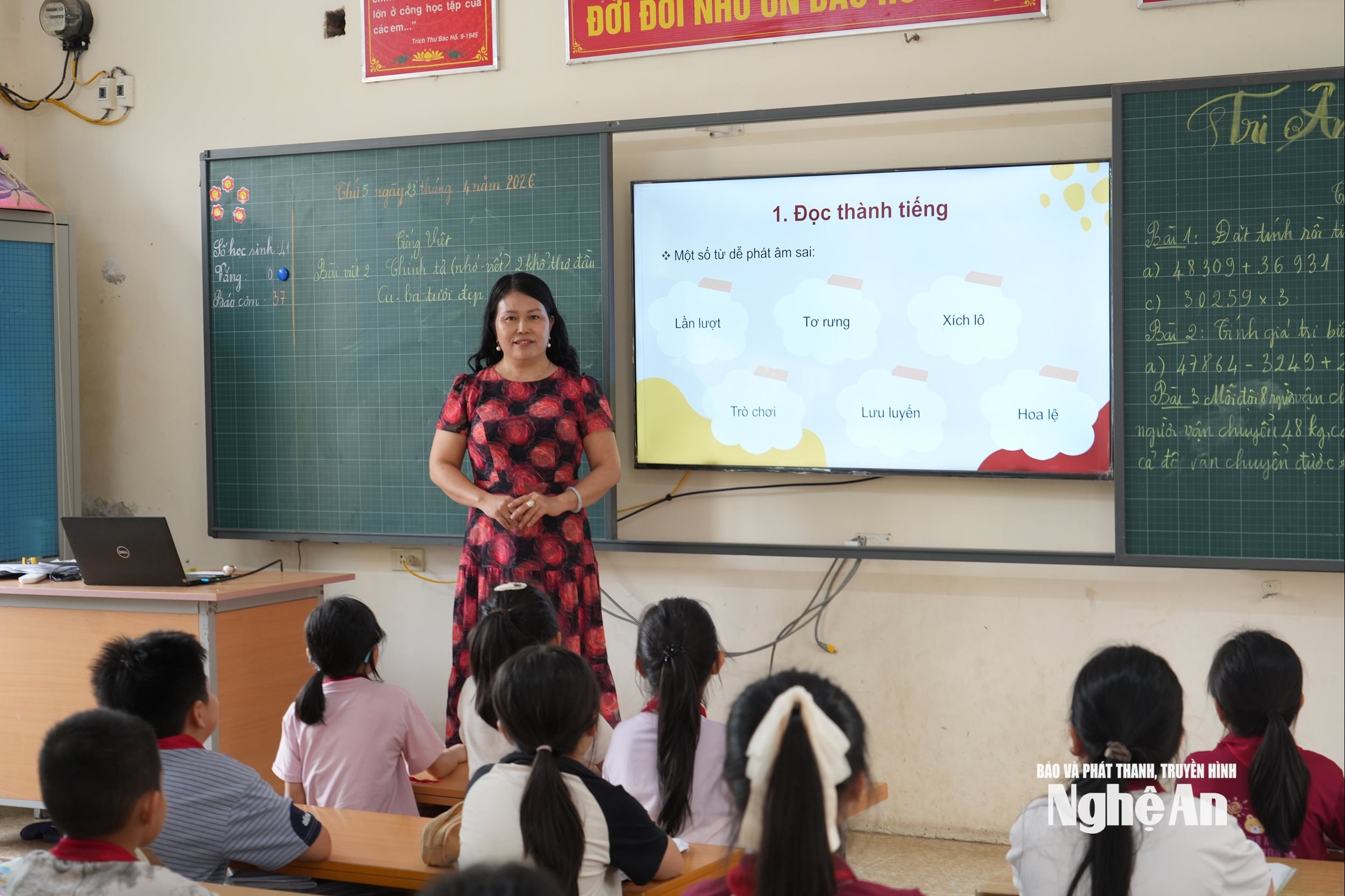 Cô và trò Trường Tiểu học Nguyễn Trãi. Ảnh: Mỹ Hà