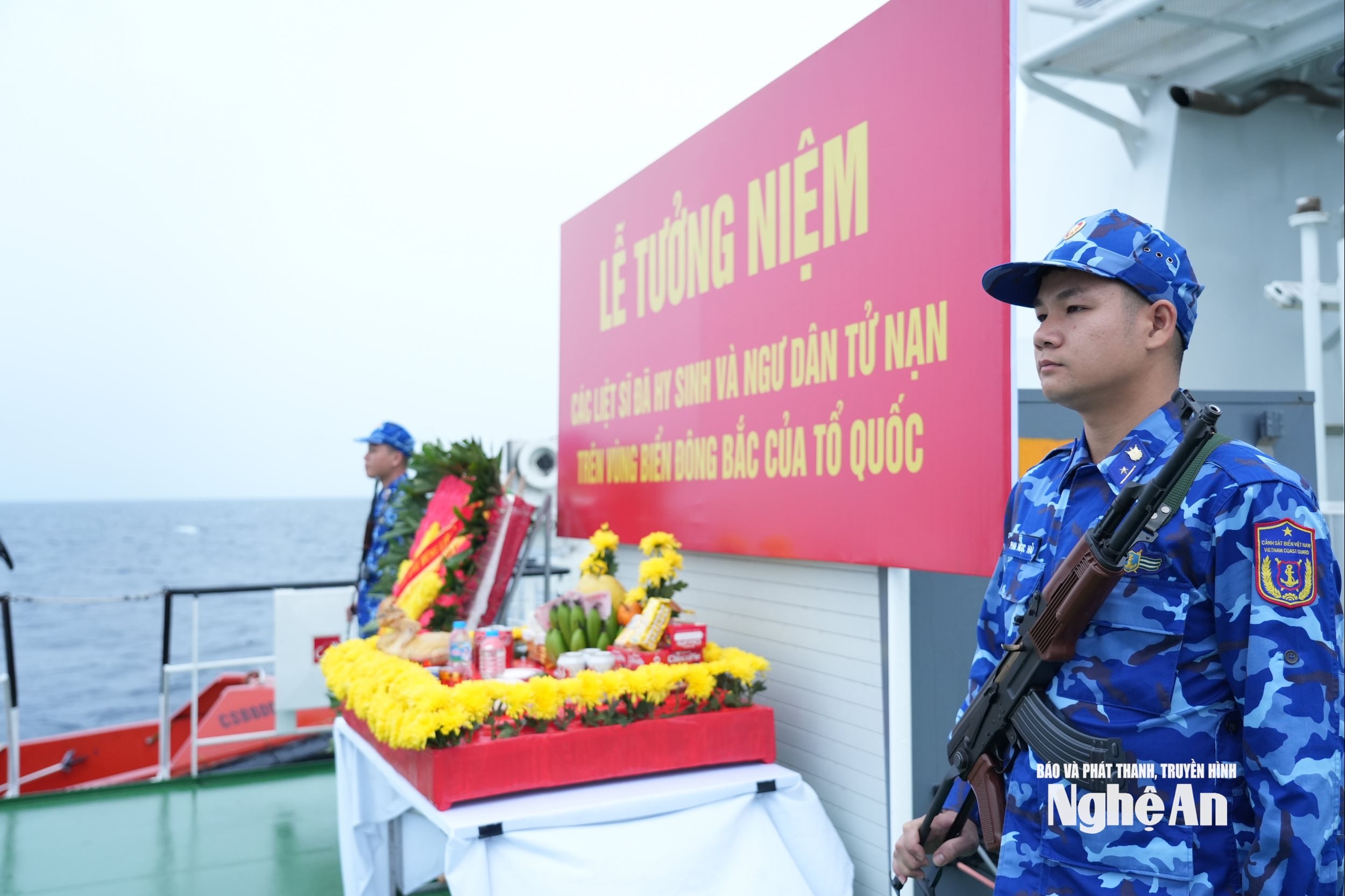 Bàn thờ lễ tưởng niệm các anh hùng, liệt sỹ và bà con ngư dân