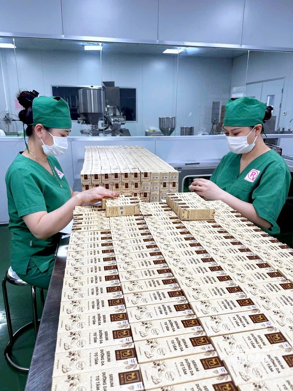 Các sản phẩm mỹ phẩm từ tơ tằm ra đời được nhiều người đón nhận mở ra hướng đi mới cho ông Lung. anh Tùng và chị Mai2