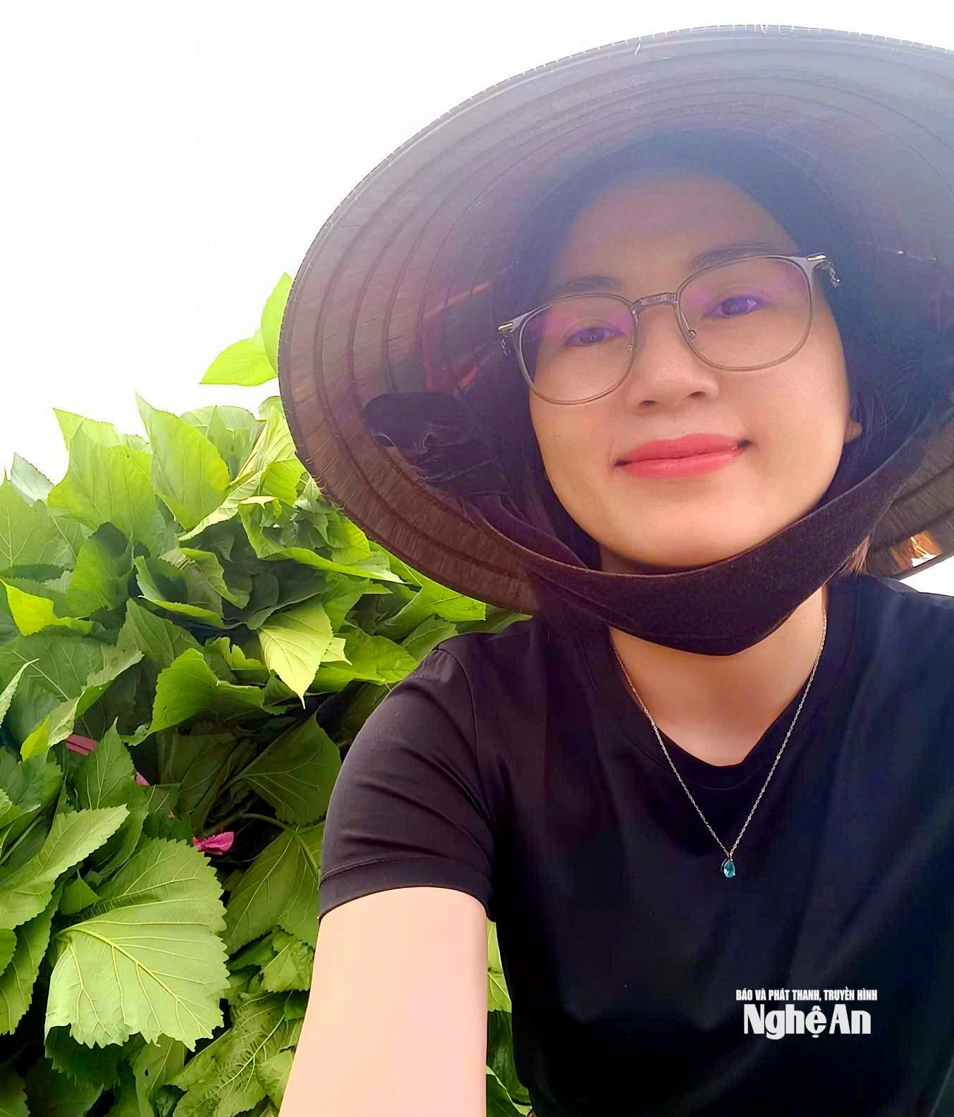Chị Nguyễn Ngọc Mai bên vườn dâu nguyên liệu. Ảnh NVCC