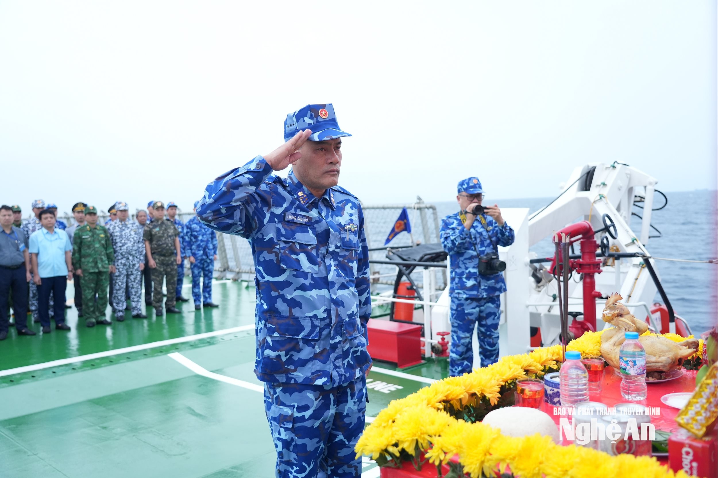 Đại tá Lương Cao Khải tưởng niệm các liệt sỹ hy sinh và ngư dân tử nạn trên vùng biển Đông Bắc