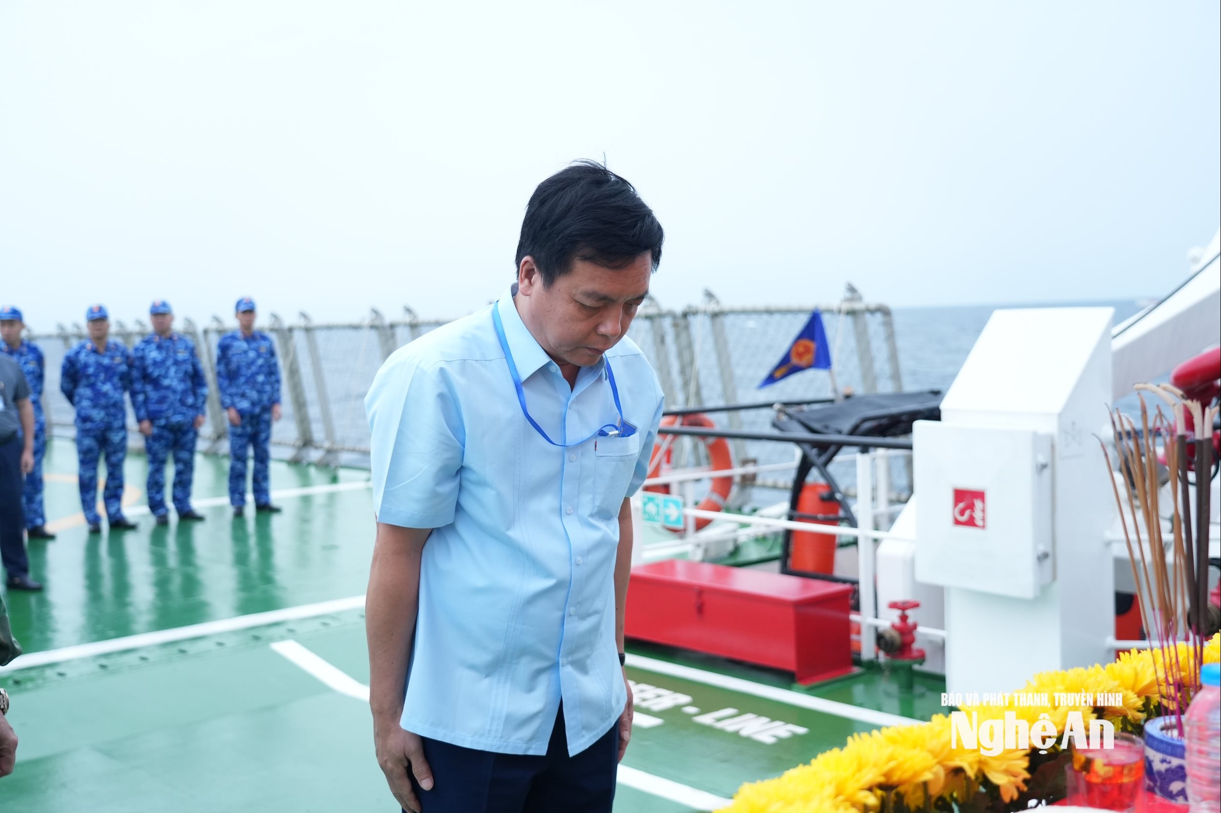 Giây phút bùi ngùi trước anh linh của các liệt sỹ