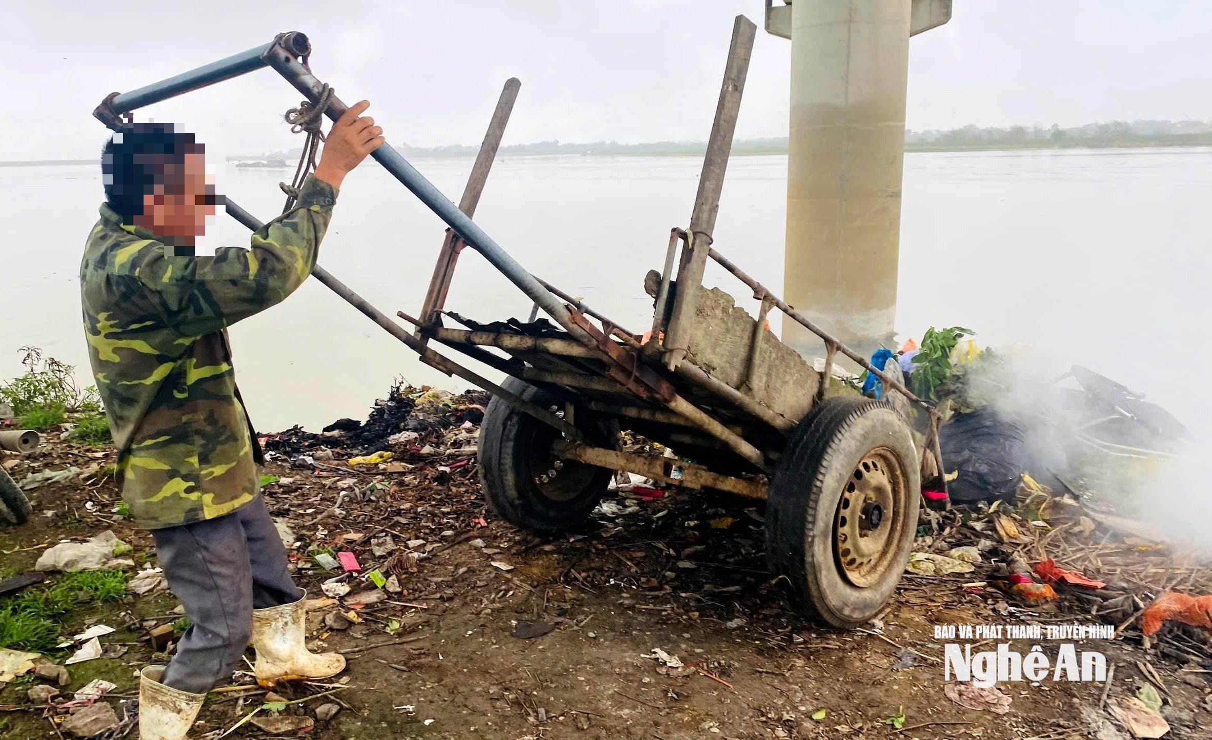 Người dân ngang nhiên đổ rác xuống lòng sông. Ảnh QA