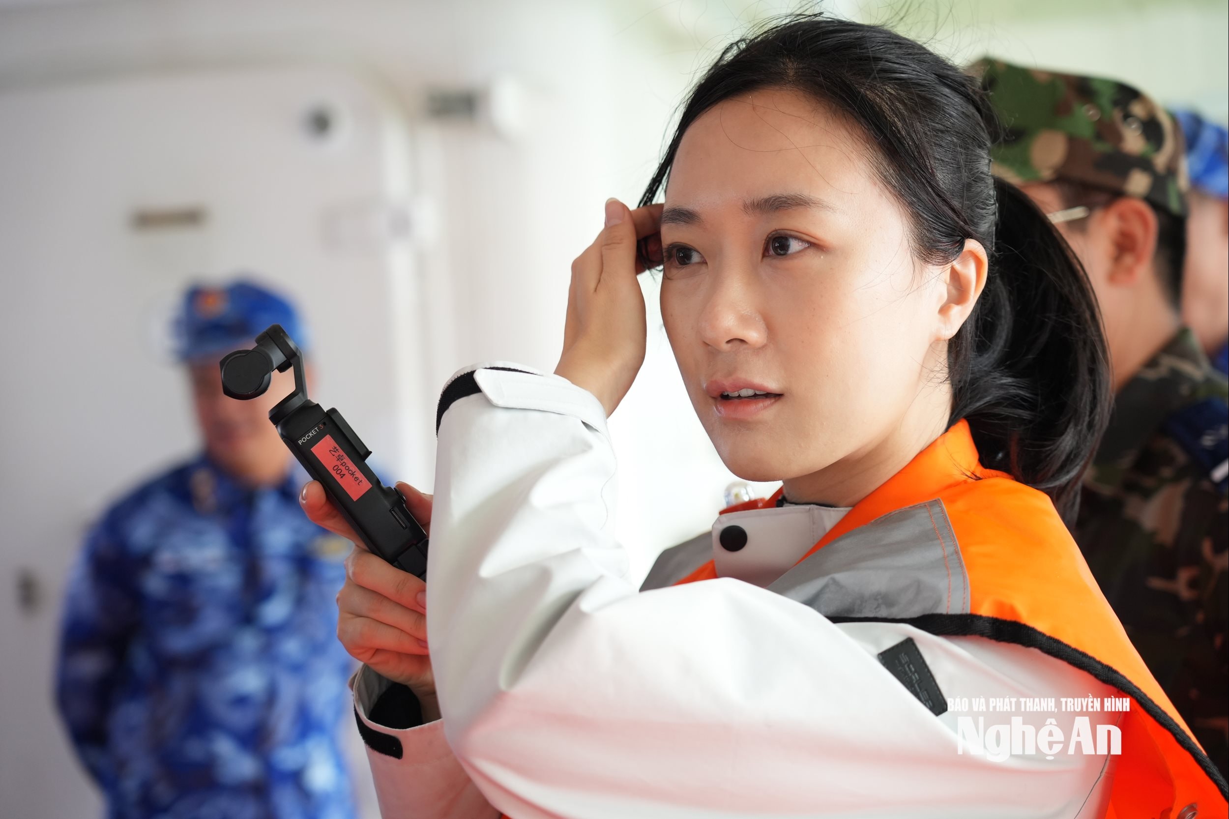 Nữ phóng viên kênh CCTV của Trung Quốc tác nghiệp trên tàu CSB 8004