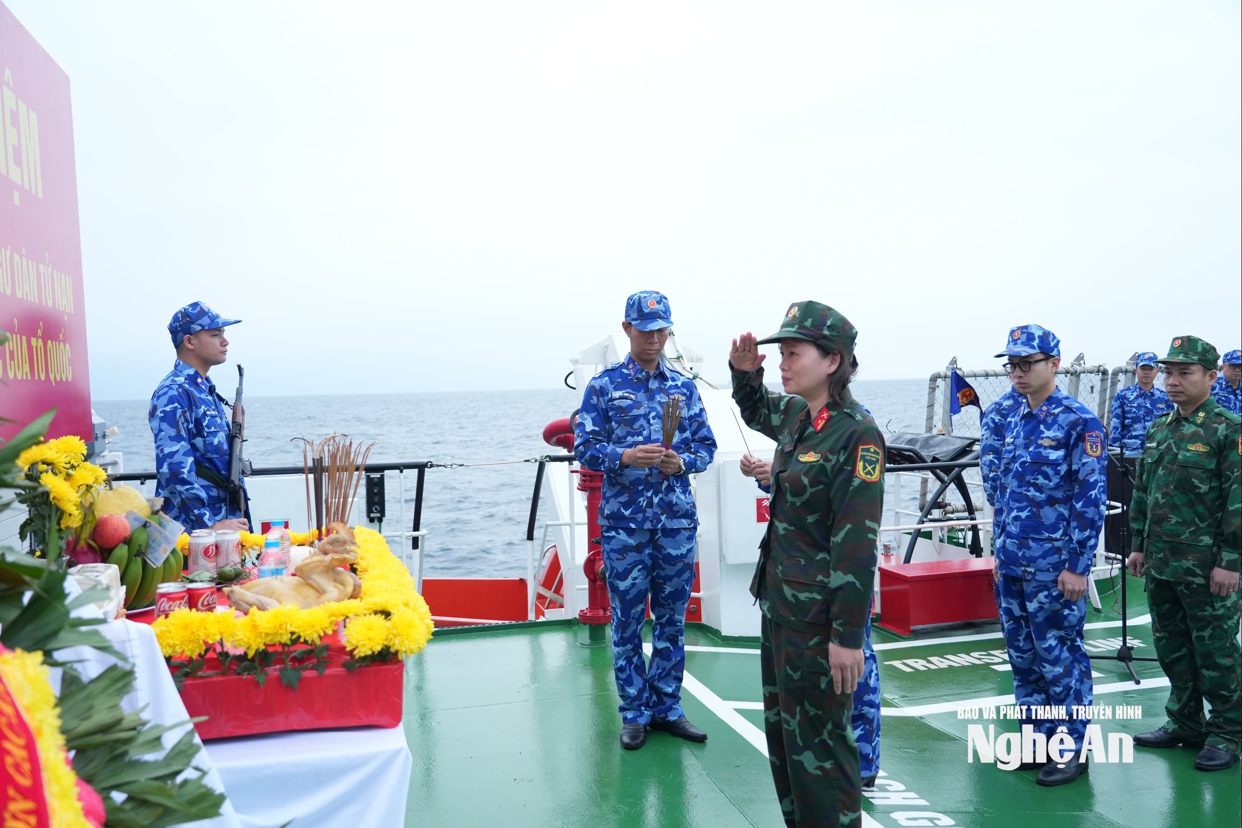 Nữ phóng viên Truyền hình quân đội tưởng niệm các liệt sỹ hy sinh và ngư dân tử nạn trên vùng biển Đông Bắc