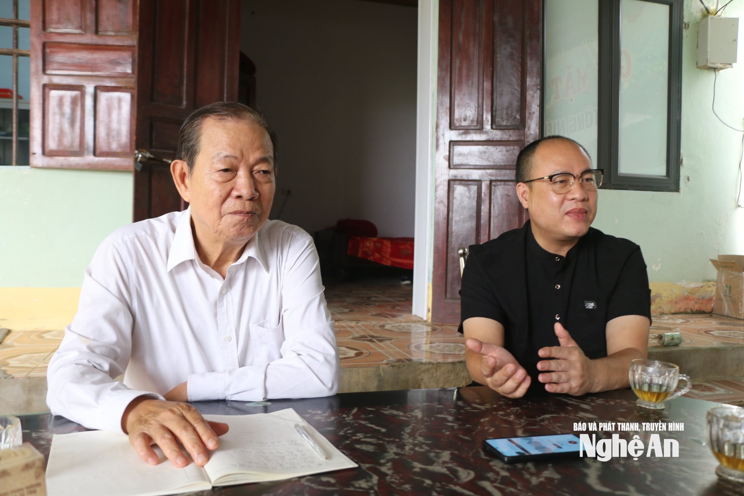 Ông Nguyễn Văn Lung và anh Lê Văn Tùng trao đổi về mối duyên gặp gỡ và đồng hành phát triển các sản phẩm từ tơ tằm. Ảnh KL