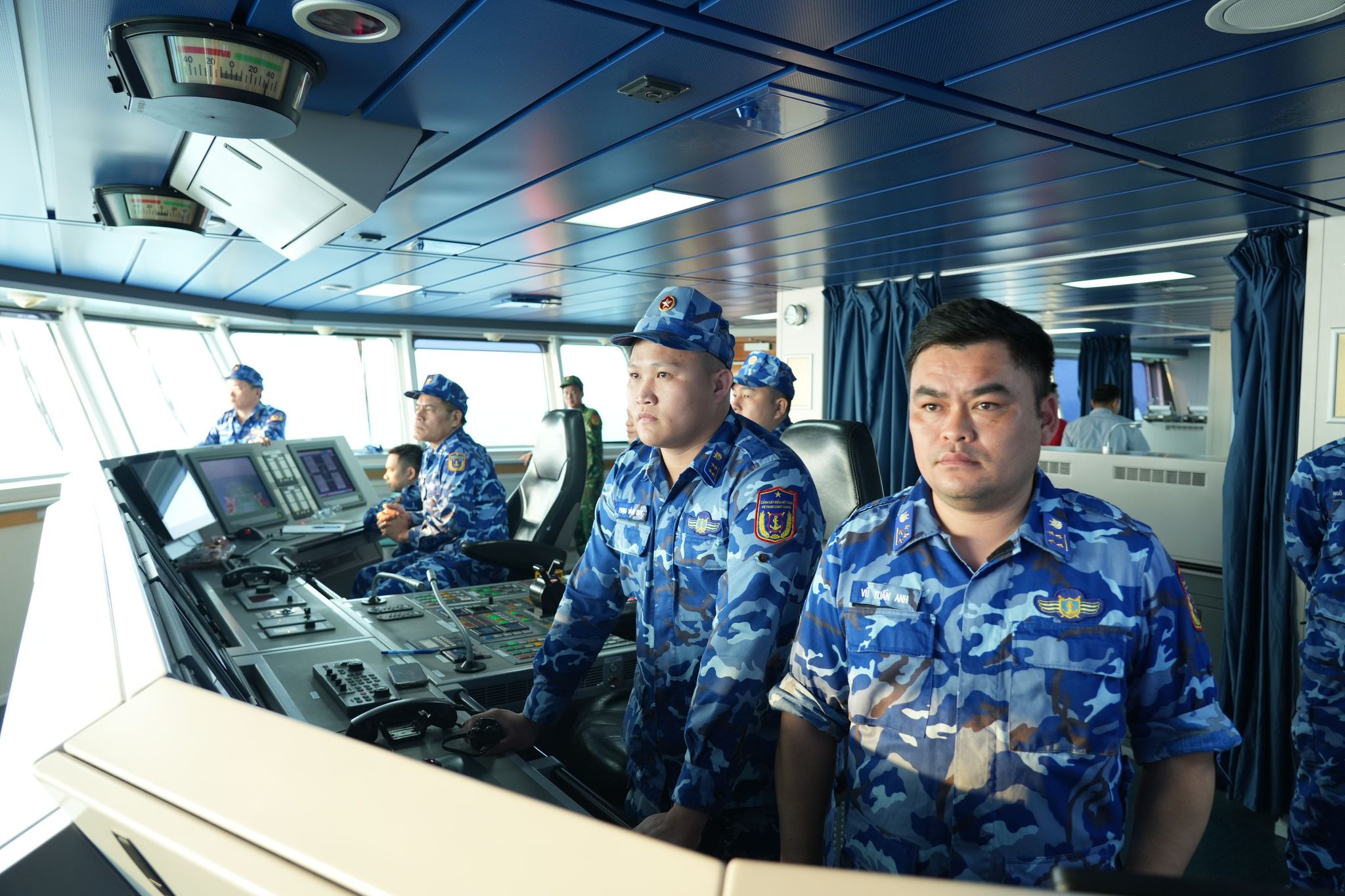 Un moment de concentration sur le pont du navire amiral 8004