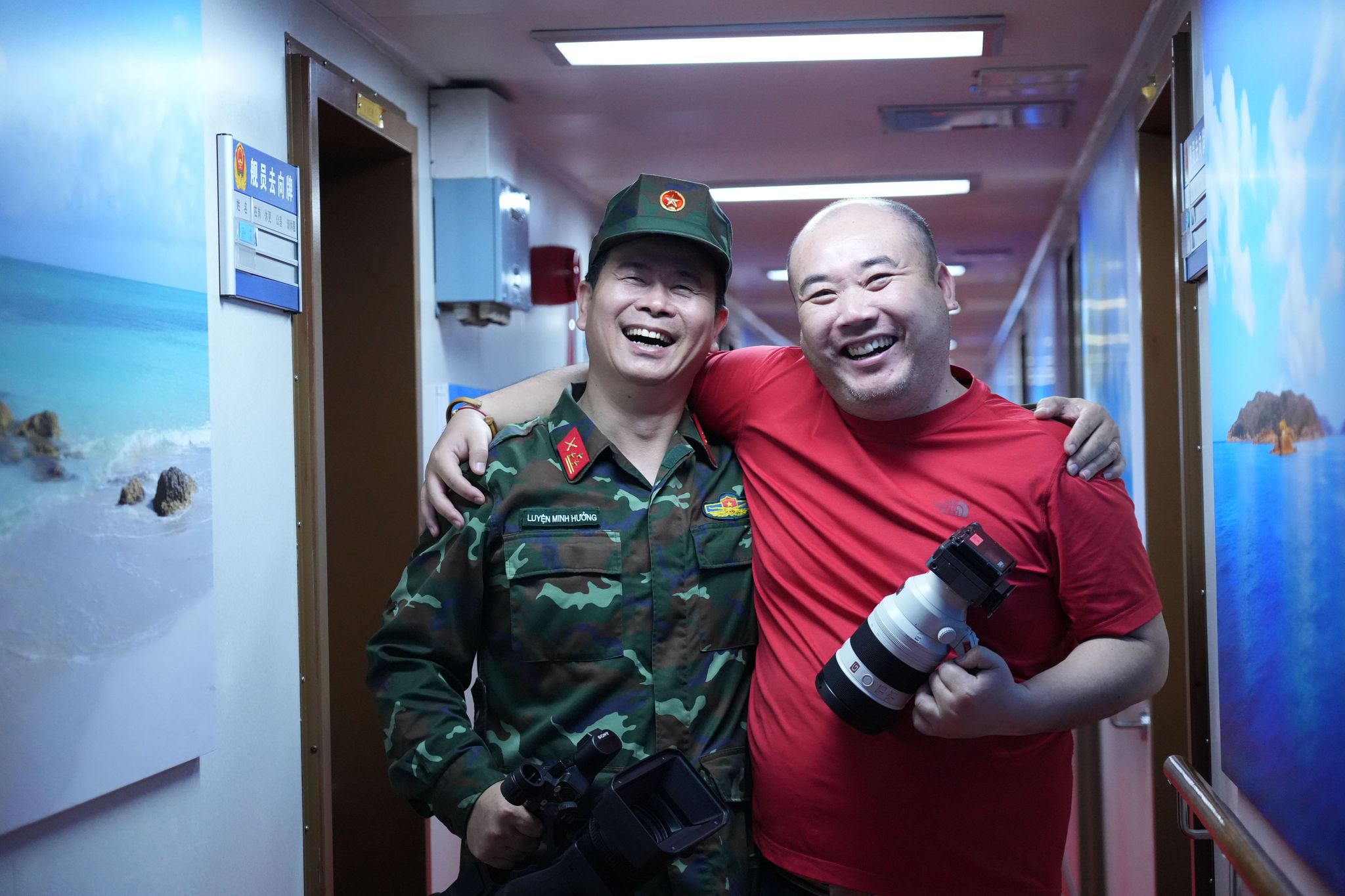Le lieutenant-colonel Luyen Minh Huong (à gauche), journaliste de la chaîne de télévision de l'armée, et un journaliste chinois sur une photo.