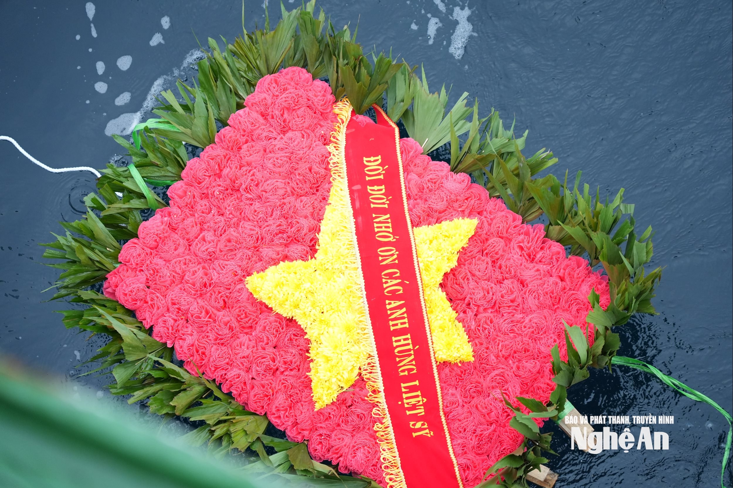 Vòng hoa được thả xuống biển