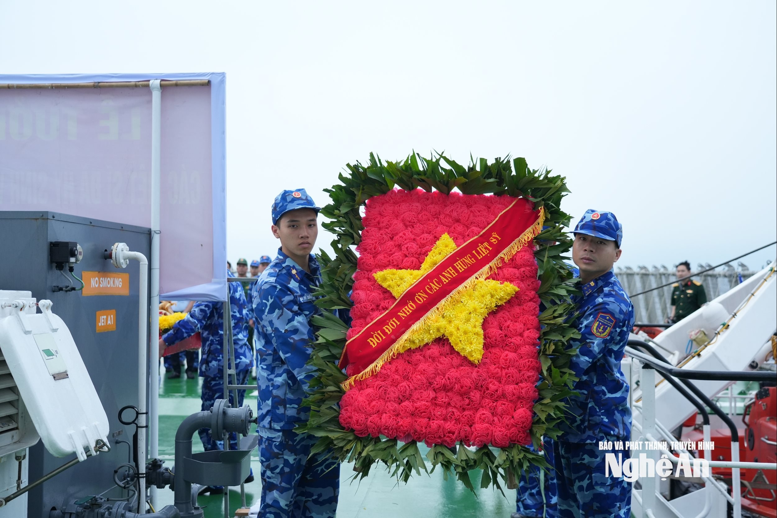 Vòng hoa tưởng niệm các liệt sỹ hy sinh và ngư dân tử nạn trên khu vực Đông Bắc của Vịnh Bắc Bộ