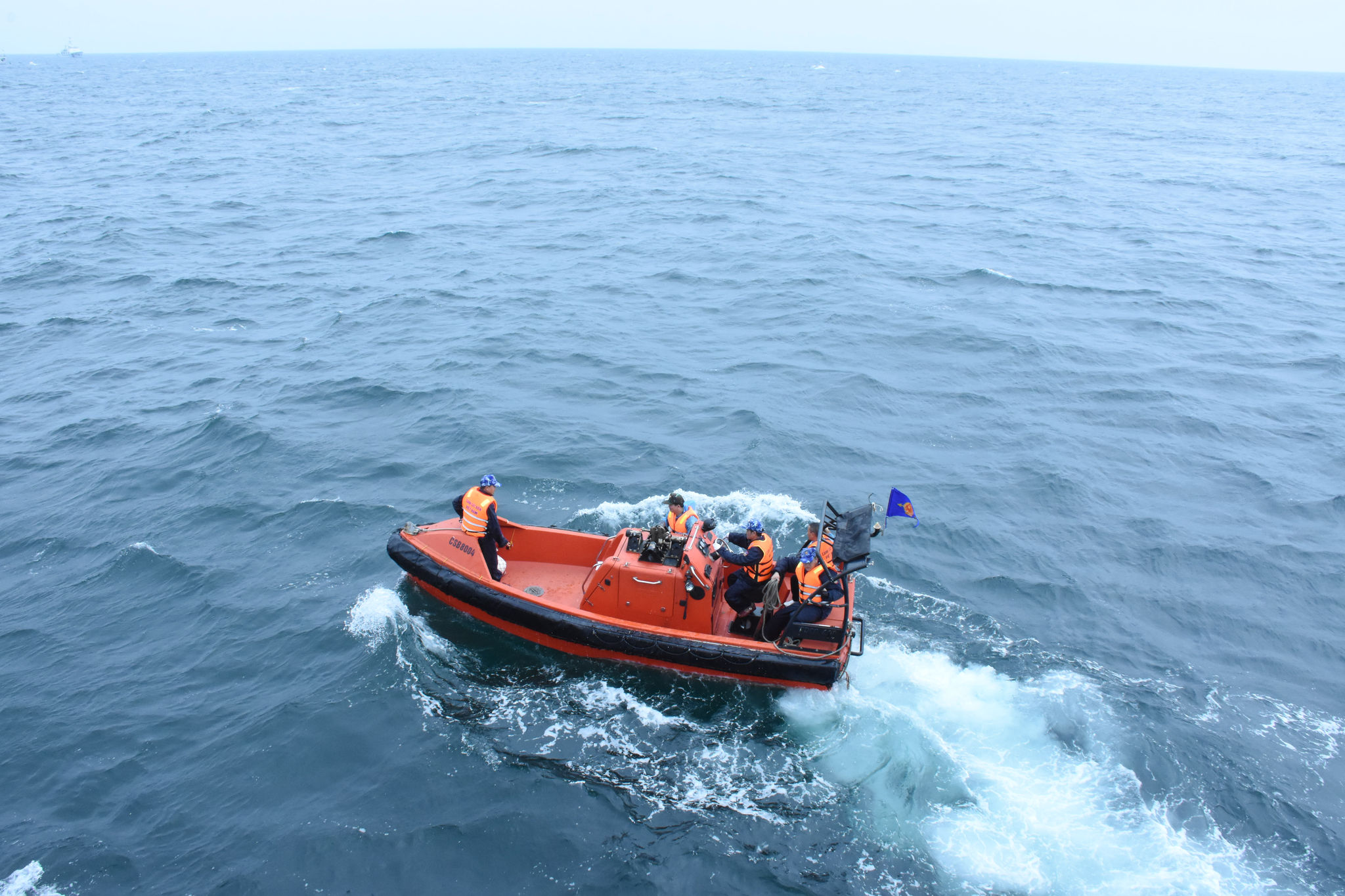 Un bateau transportant des journalistes travaillant dans la zone de la ligne de démarcation.