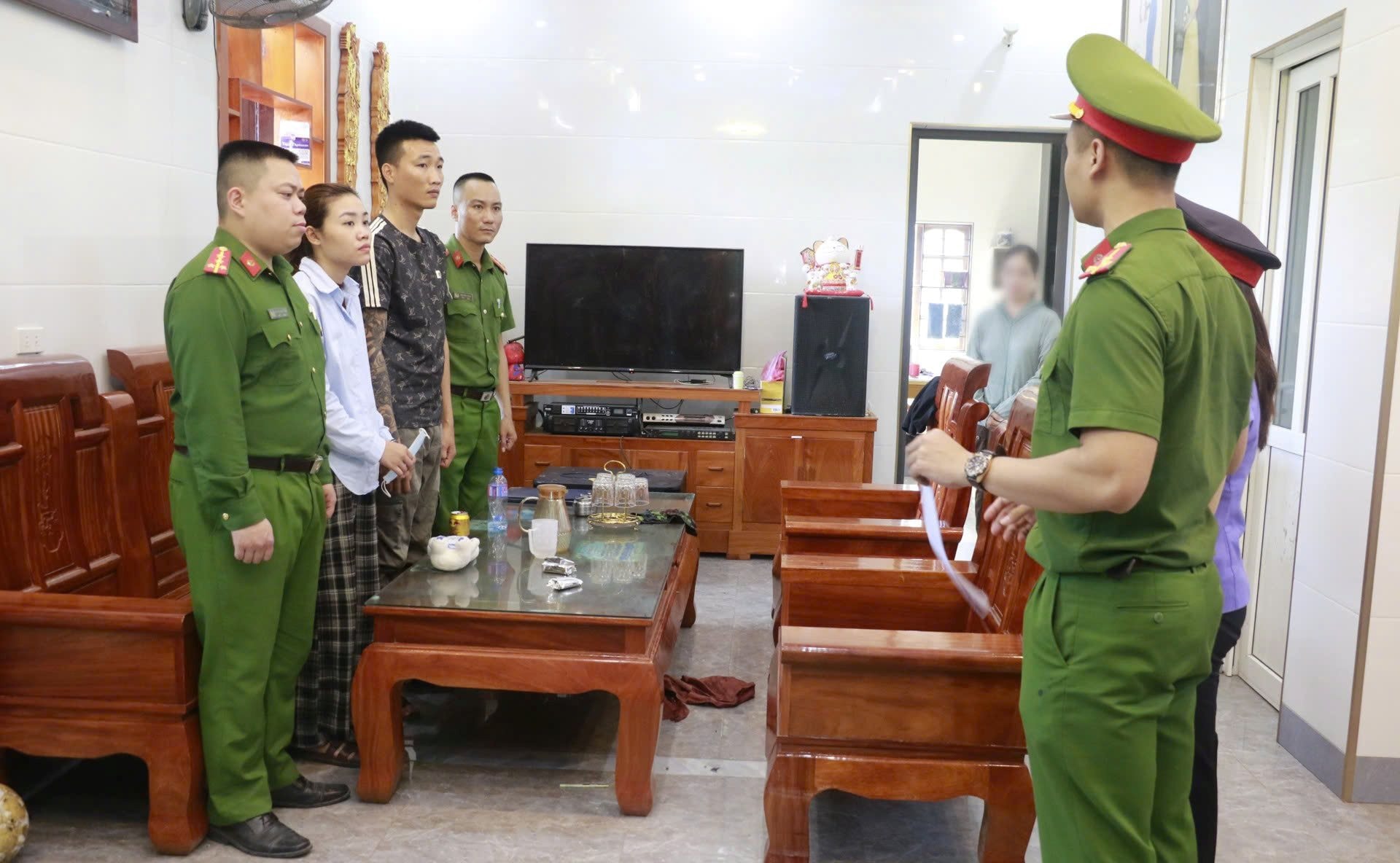 Cơ quan chức năng đọc lệnh khám xét nơi ở của Phan Đình Thịnh và Lê Thị Trà. Ảnh Văn Hậu