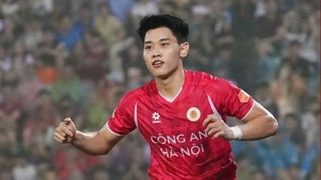 Nguyễn Đình Bắc ăn mừng bàn thắng trong trận gặp SLNA