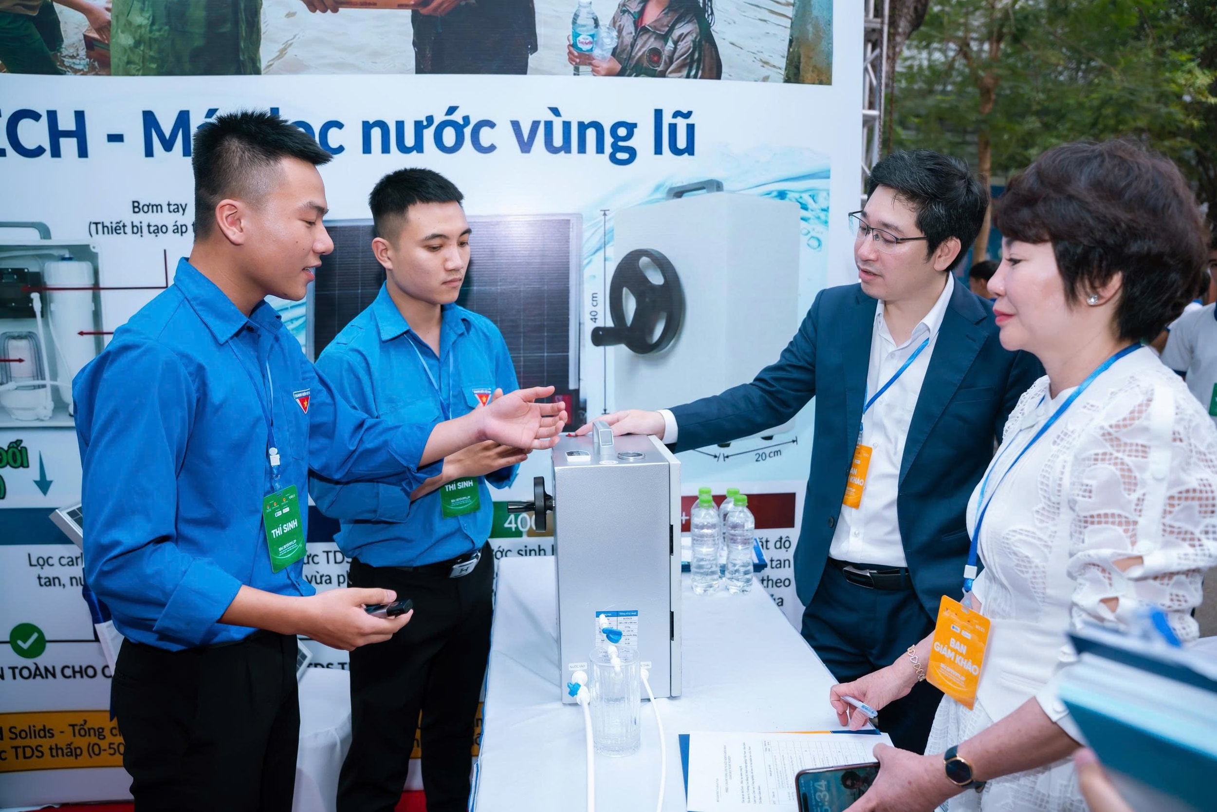 SV đang thuyết trinh trước Ban giám khảo chấm dự án