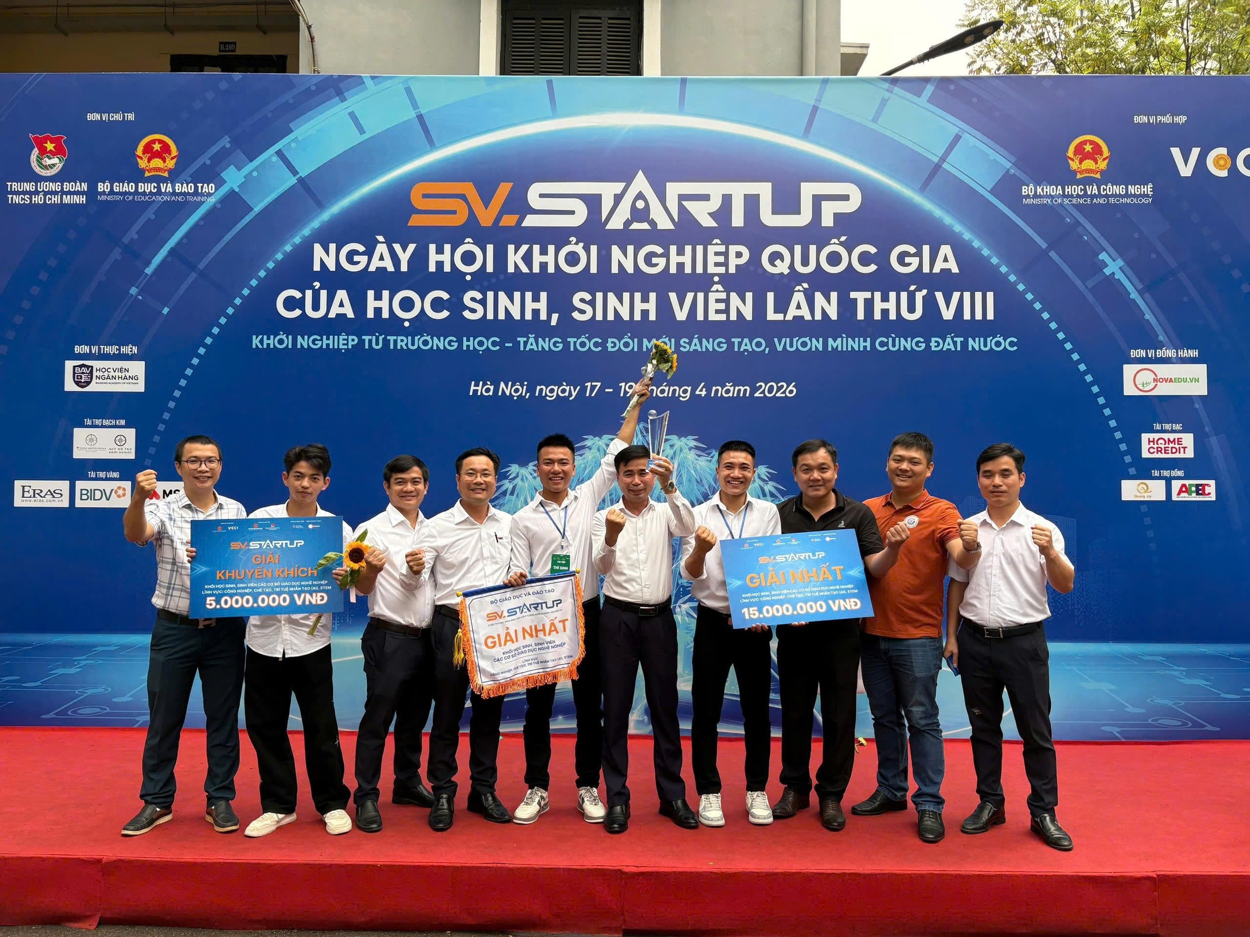 Dự án đạt giải nhất do 02 em Nguyễn Thành An và Lê Văn Hoàn – sinh viên năm thứ 3, lớp Cao đẳng ĐL17A thực hiện dưới sự hướng dẫn của giảng viên Từ Đức Việt và Nguyễn Văn Tiến - khoa Điện lạnh. Ý tưởng chính của dự án là phát triển một thiết bị lọc nước hoạt động bằng năng lượng mặt trời kết hợp cơ năng (tay quay truyền động)