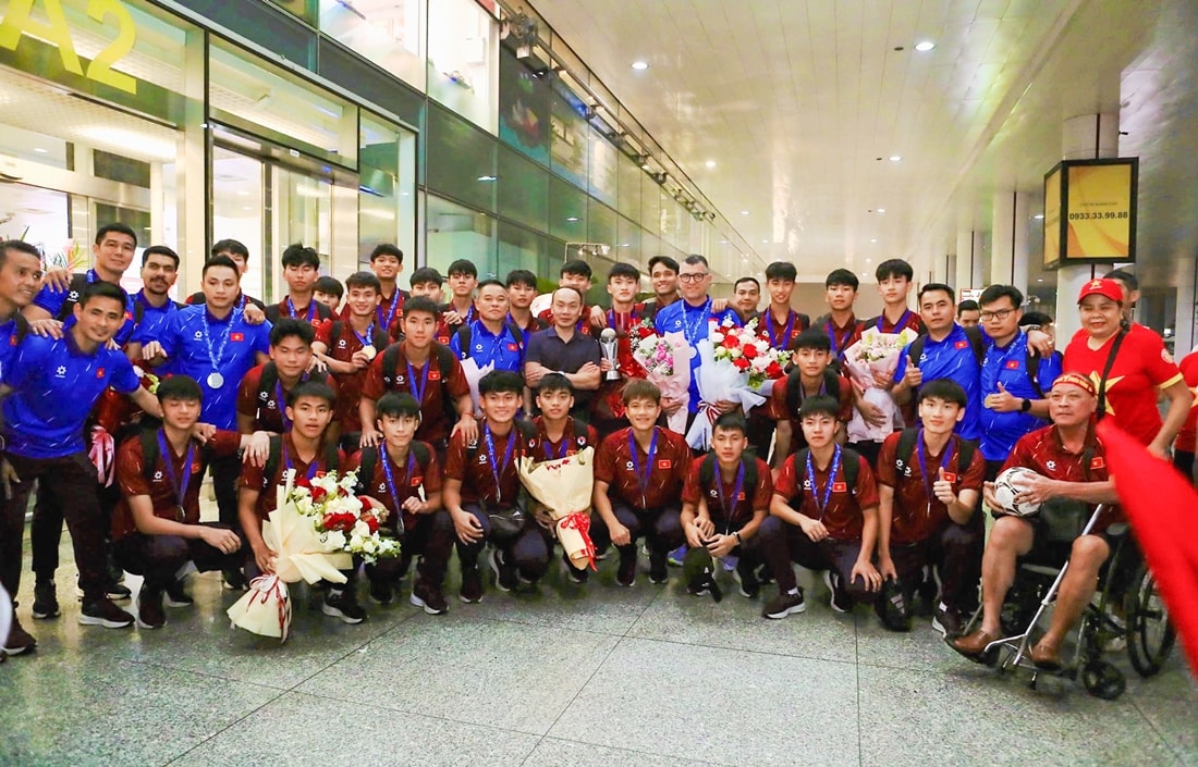 U17 Việt Nam trở về nước với chức vô địch Đông Nam Á. Ảnh: VFF.