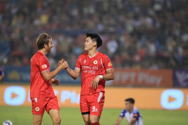 Đình Bắc hoàn tất cú hat-trick ấn tượng trên chấm phạt đền