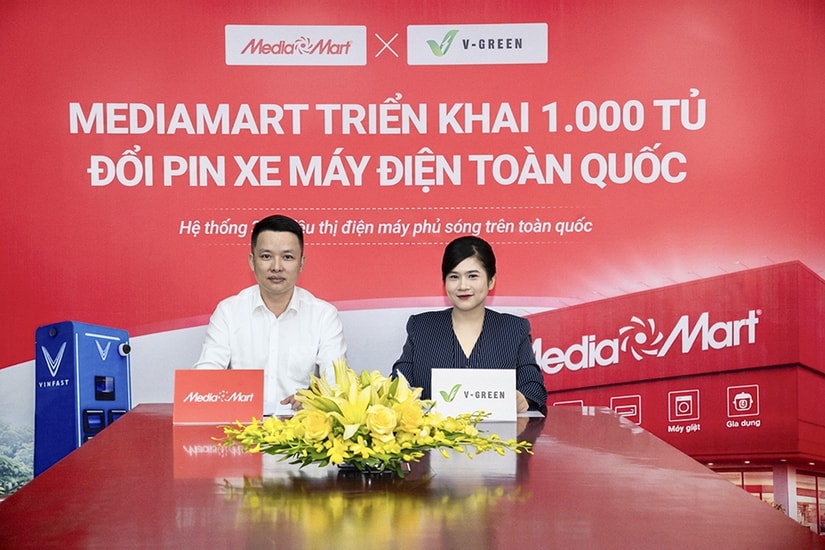 Lễ ký kết thỏa thuận hợp tác giữa V-Green và MediaMart về việc triển khai tủ đổi pin xe điện
